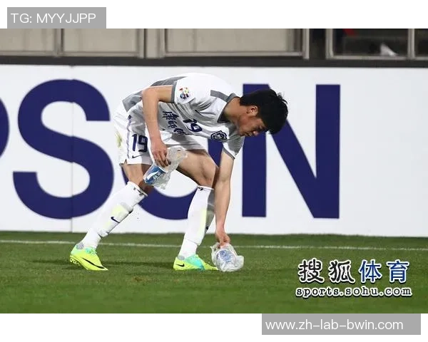 足球场上的激情与冲突水瓶飞舞引发的争议与反思